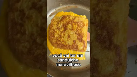 Sanduíche de Ovo com Abacate e Queijo