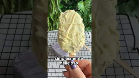 Picolé de Uva com Casquinha de Chocolate Branco