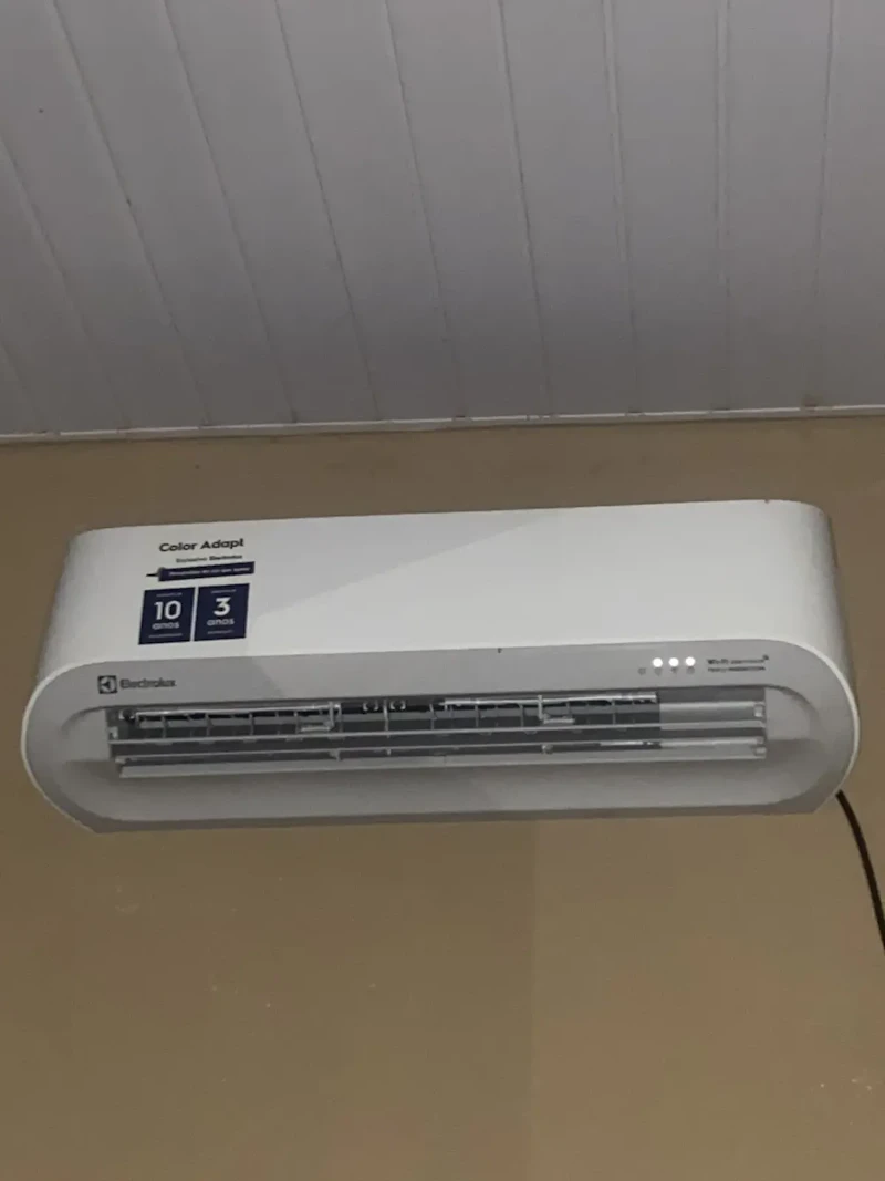 Ar-Condicionado Split Inverter 9000 BTUs Electrolux Color Adapt com Wi-Fi Quente e Frio YI09R/YE09R